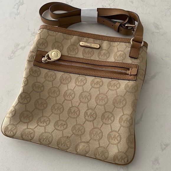 ❌SOLD❌ Michael Kors Women Crossbody Bag- Tan/Gold - Picture 4 of 17